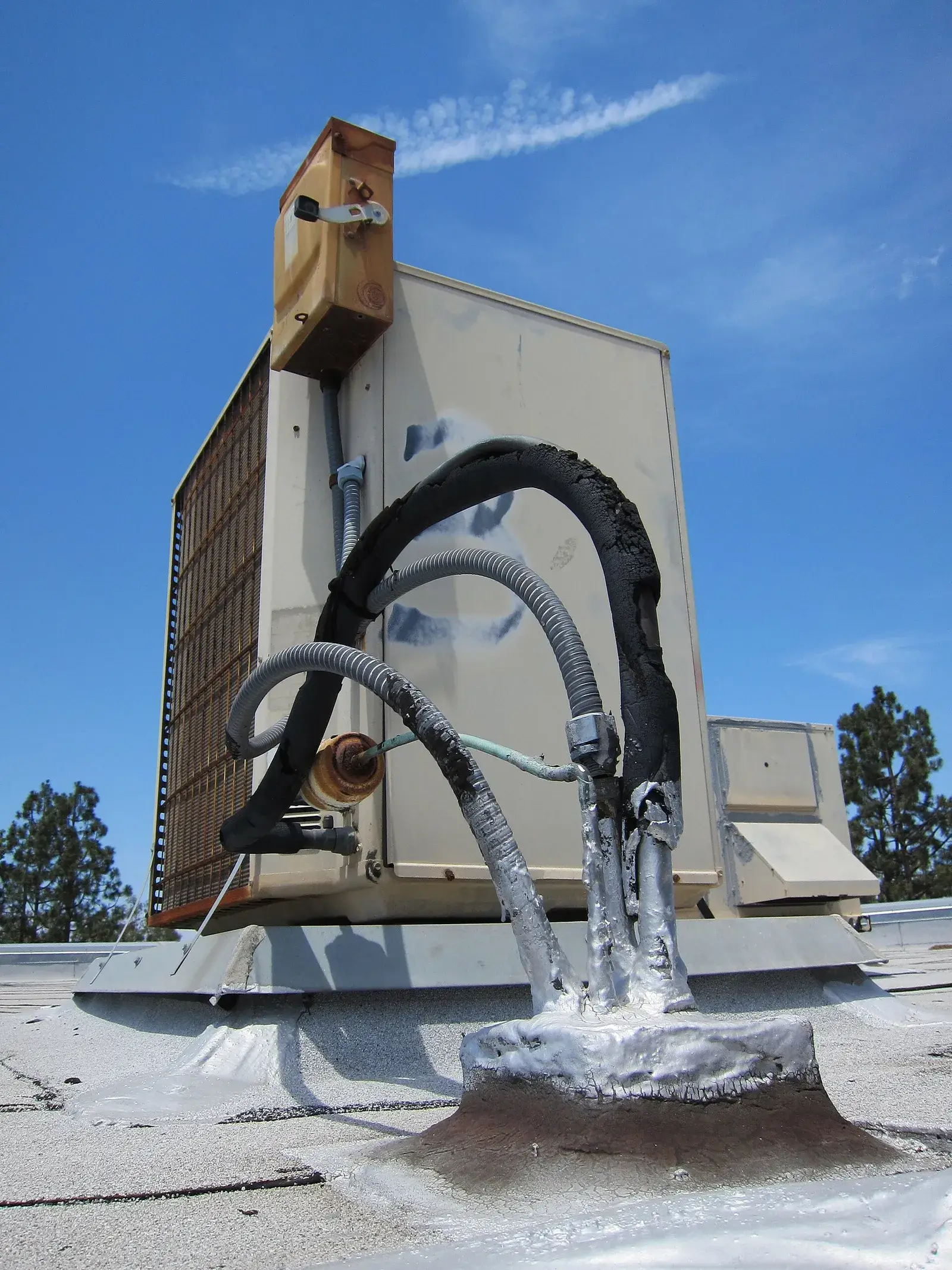 Air-conditioning condenser coil unit with aluminium fins