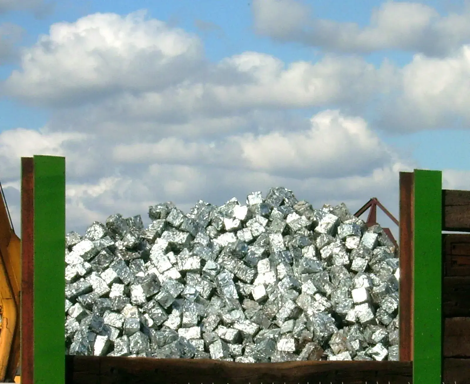 Container of compressed aluminium scrap bales