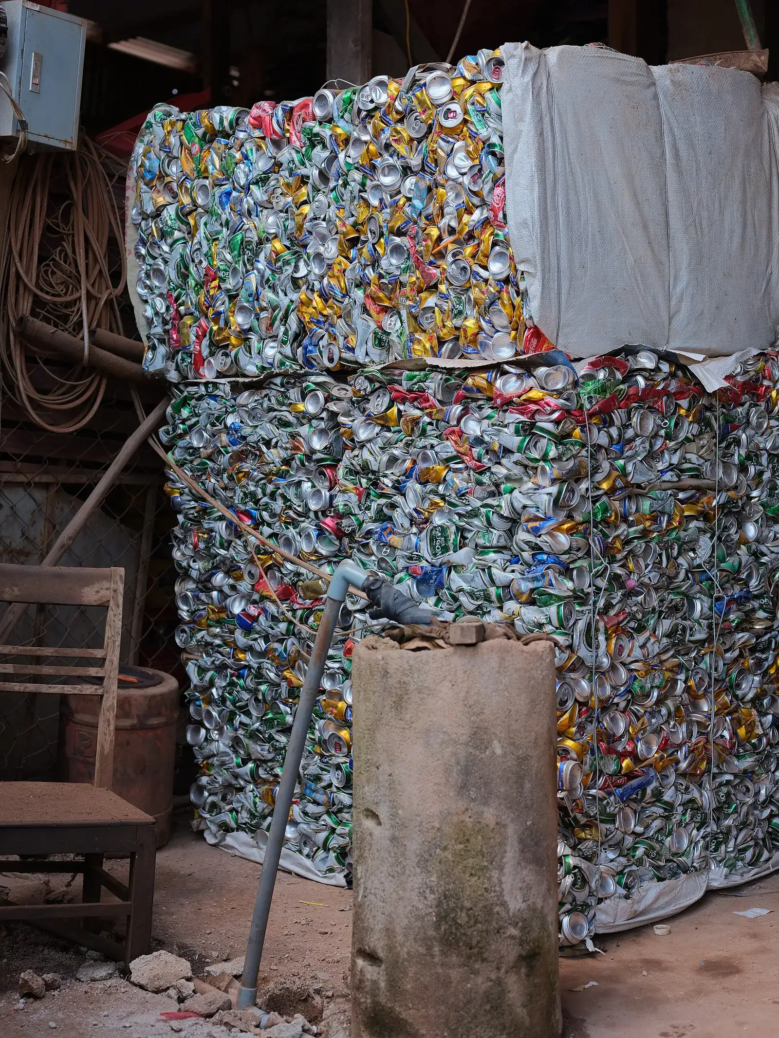 Tall bale of compressed aluminium beverage cans