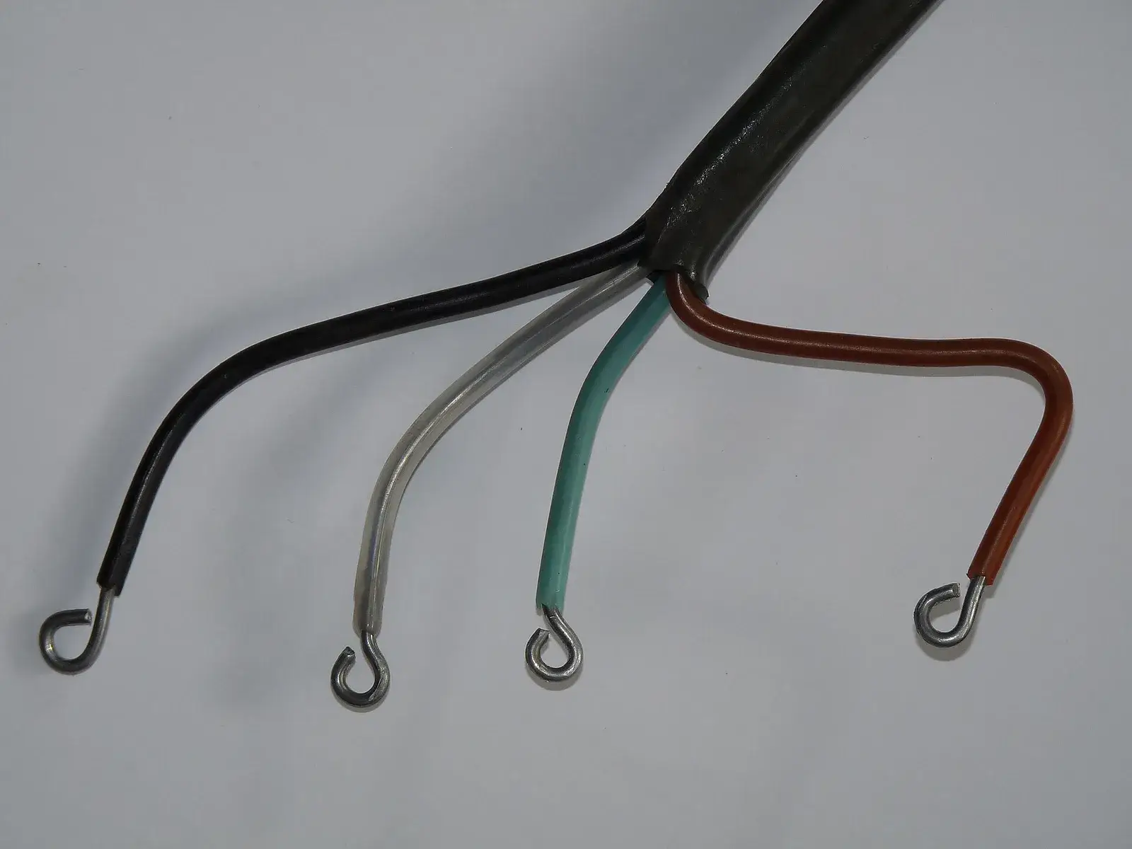Insulated aluminium conductors with bare ends