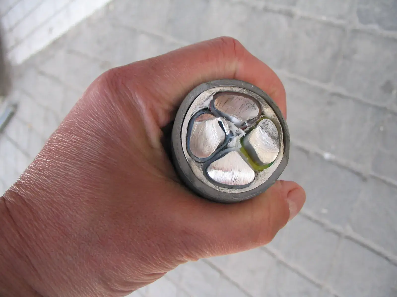 Cut end of an aluminium power cable