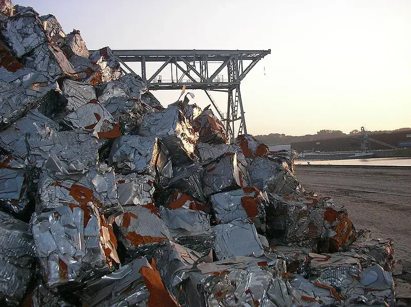 Compacted bundles of light steel sheet scrap