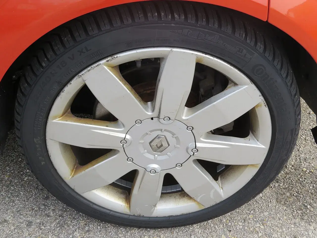 Continental AllSeasonContact 225/40 R18 tyre on a car wheel