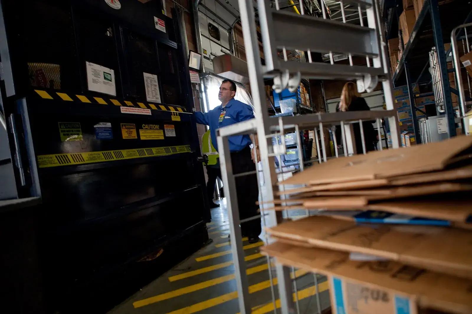 Retail back-room baler compacting corrugated boxes