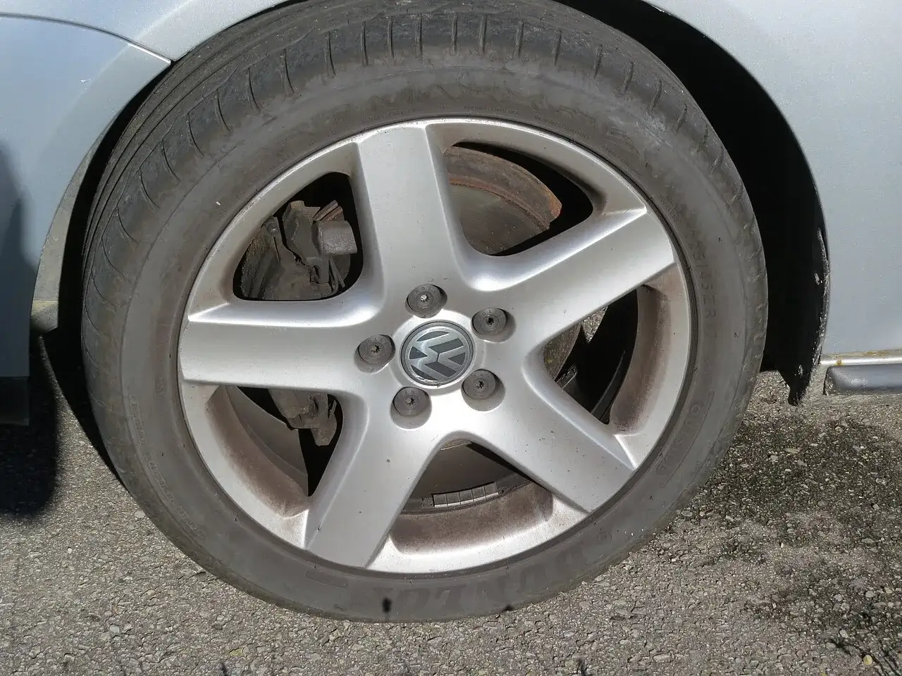 Dunlop Sport Maxx RT 225/45 ZR17 tyre on a car wheel