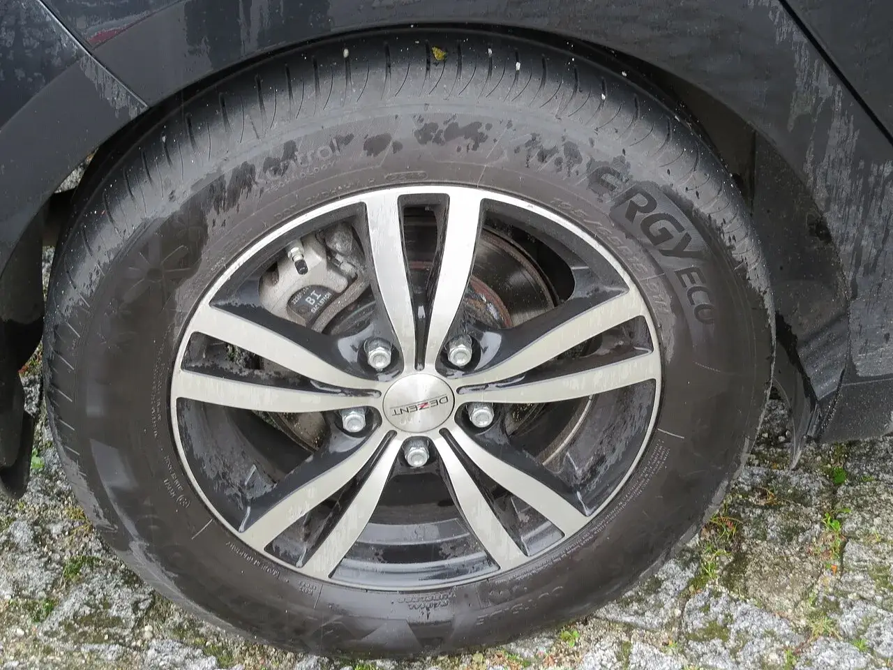 Hankook Kinergy Eco 195/65 R15 tyre on a car wheel