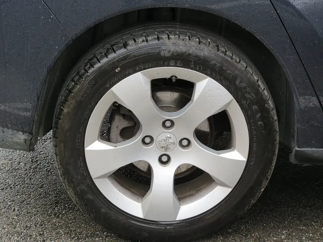 Hankook Ventus V12 evo2 225/50 ZR17 tyre on a car wheel
