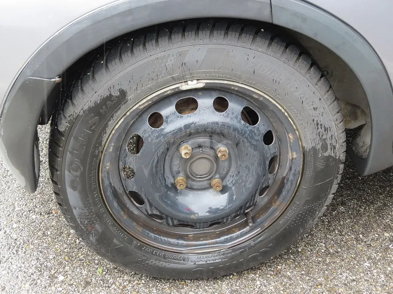 Kumho Solus HA31 175/65 R14 all-season tyre on a car wheel