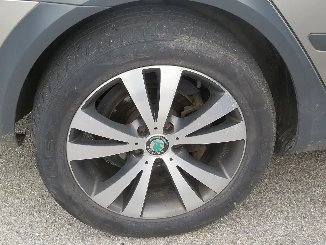Nexen N6000 225/50 ZR17 tyre on a car wheel