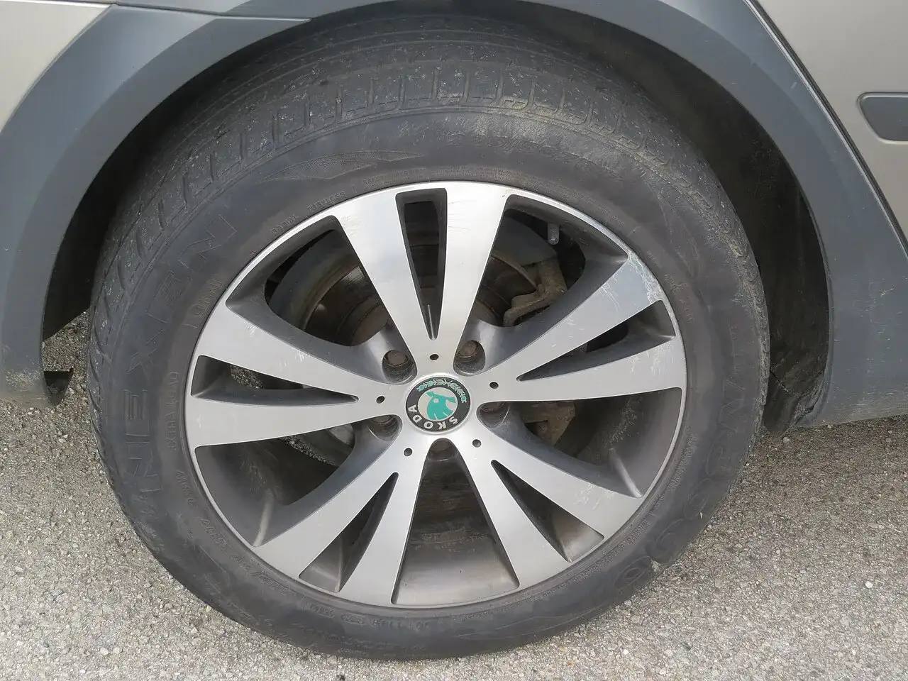 Nexen N6000 225/50 ZR17 tyre on a car wheel