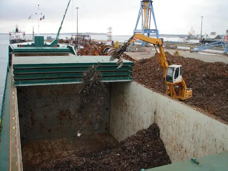 Grab loading fragmented ferrous scrap into a ship hold