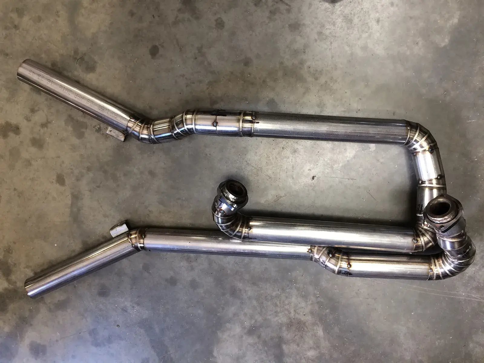 Welded stainless steel pipe sections
