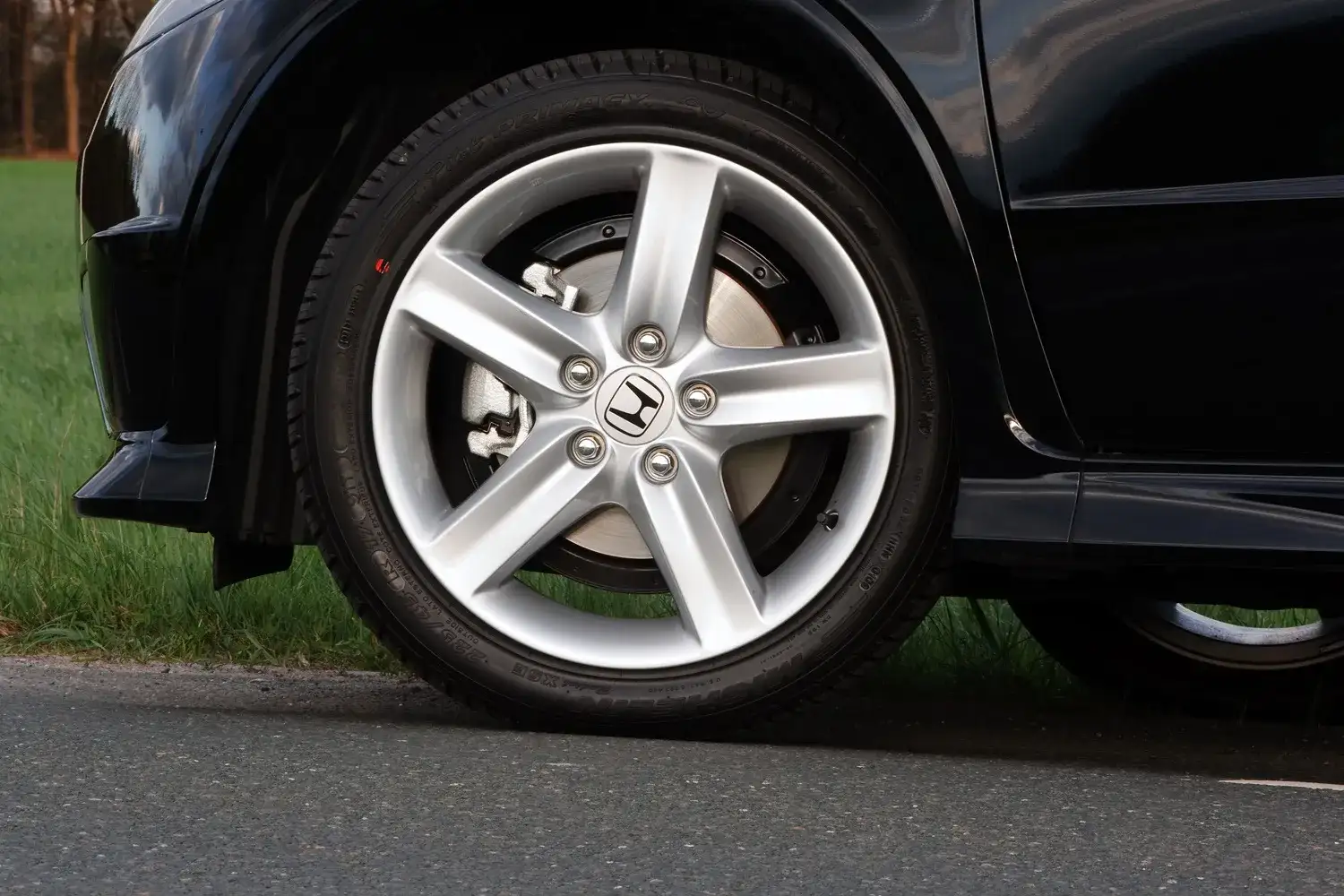 Side profile of a summer car tyre on an alloy wheel