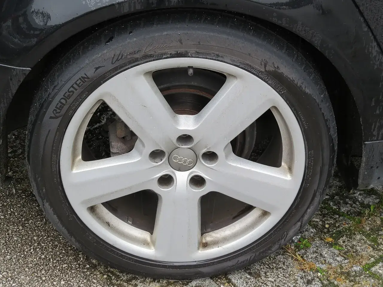 Vredestein Ultrac Cento 235/40 ZR18 tyre on a car wheel