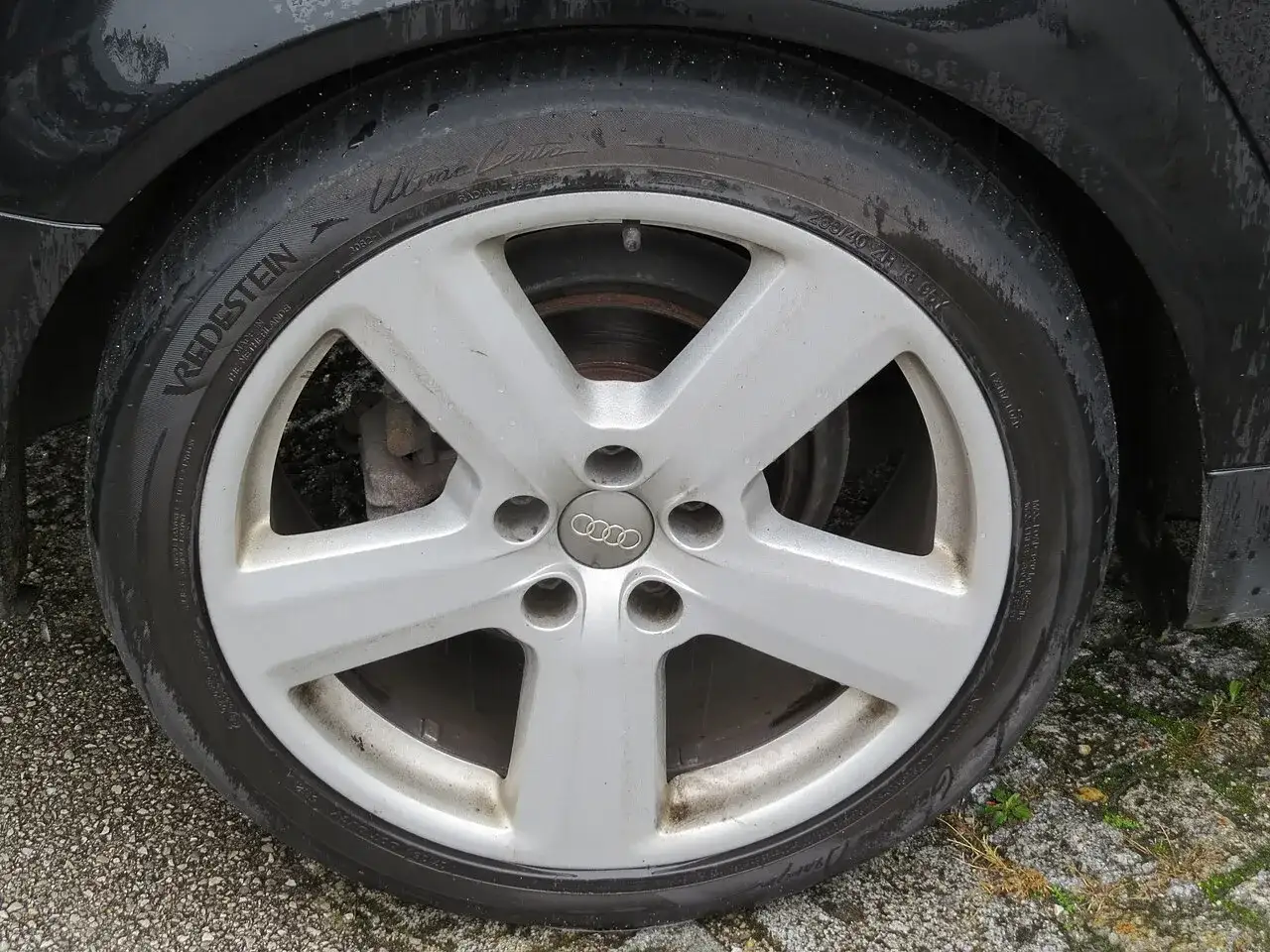 Vredestein Ultrac Cento 235/40 ZR18 tyre on a car wheel