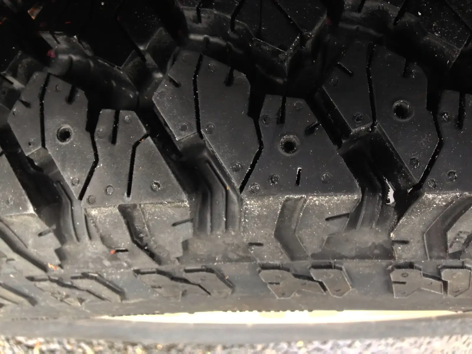 Tread blocks of a studdable winter tyre