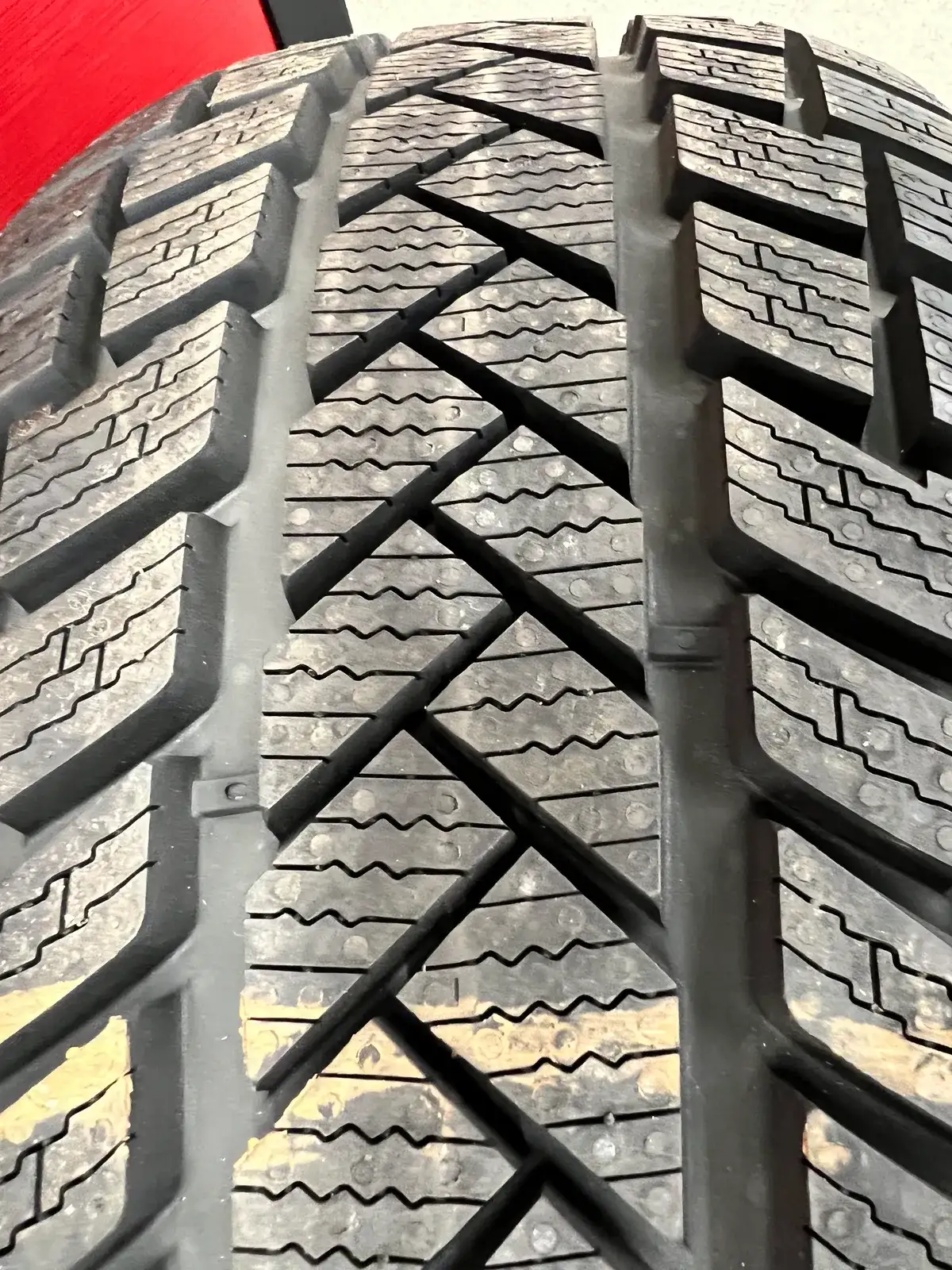 Tread pattern of a winter tyre with sipes