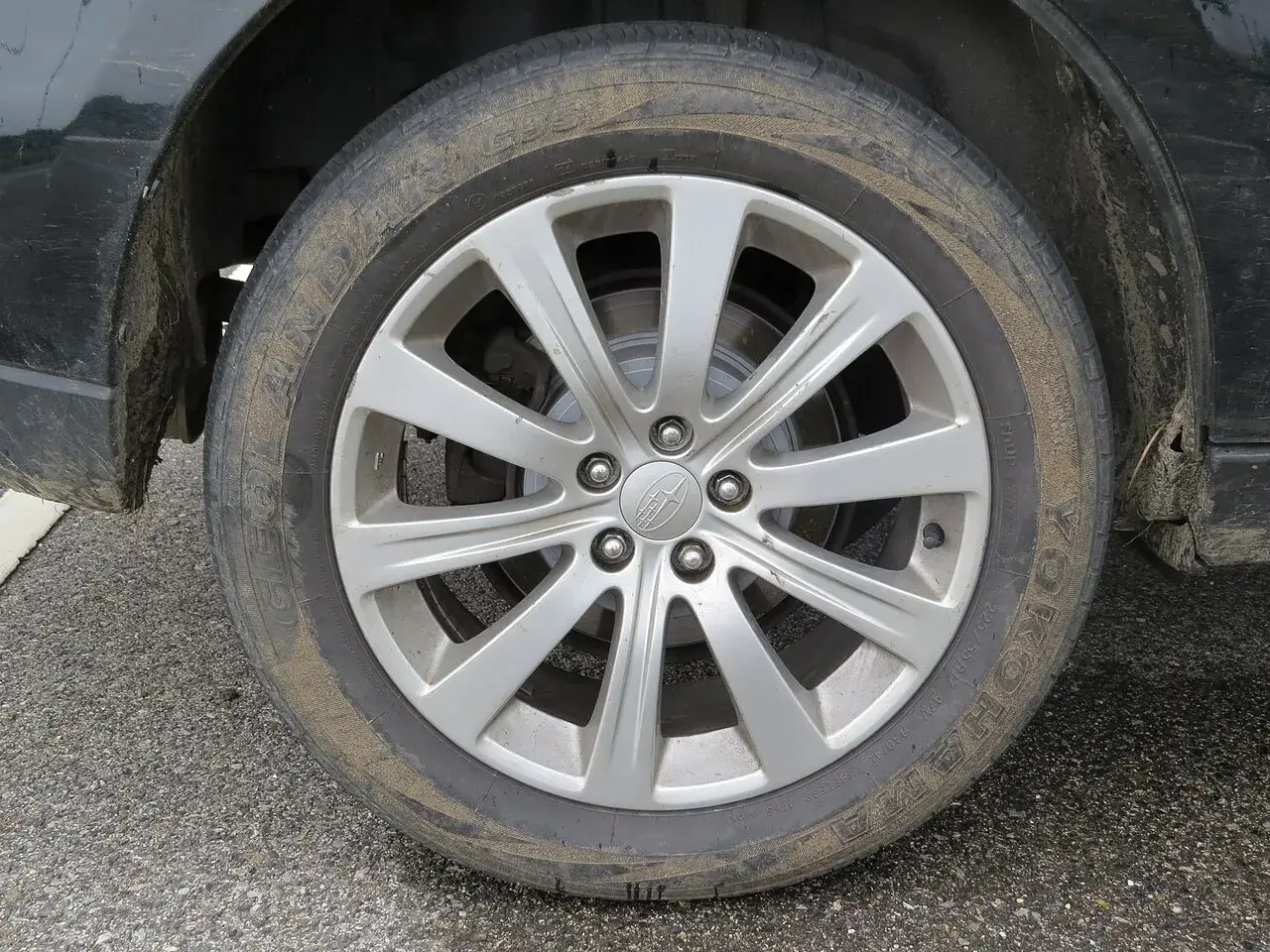 Yokohama Geolandar G95 225/55 R17 tyre on a car wheel